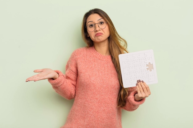 Mujer bonita asiática que se siente perpleja, confundida y dudando. concepto de rompecabezas