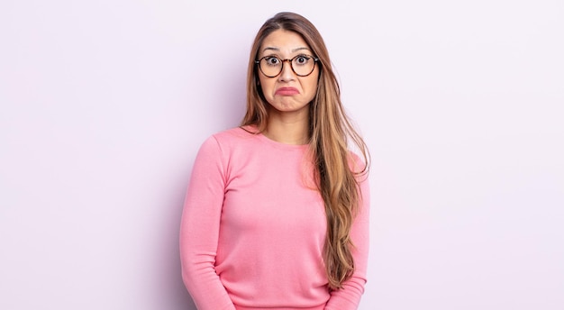 Mujer bonita asiática que se siente triste y estresada, molesta por una mala sorpresa, con una mirada negativa y ansiosa