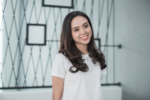 Mujer bonita asiática sonriendo