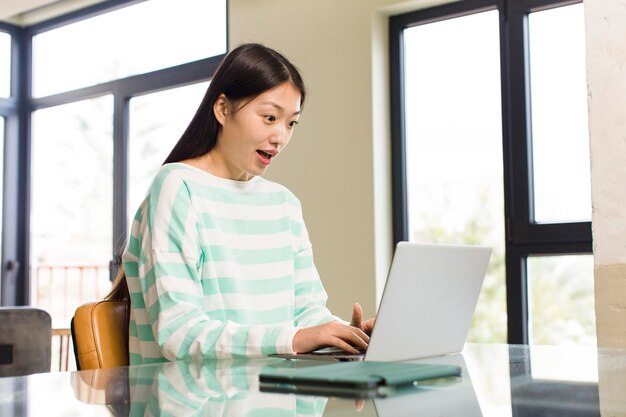 Mujer bonita asiática teleoperadora y concepto de teleconmutación