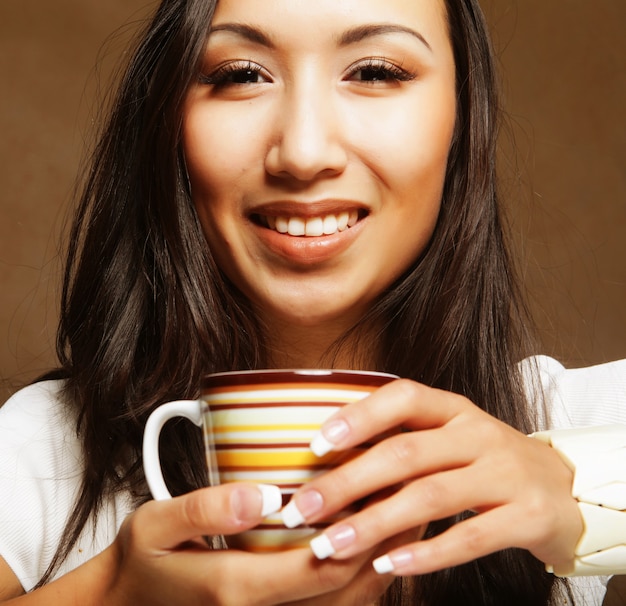 Mujer bonita asiática tomando café