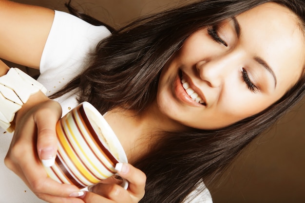 Mujer bonita asiática tomando café