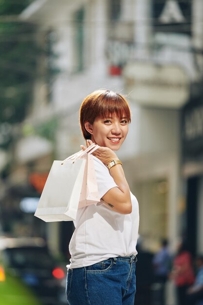 Mujer bonita con bolsas de papel