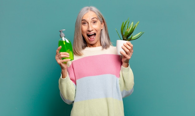 mujer bonita de cabello gris con un cactus