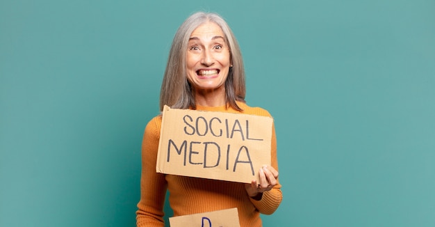 Mujer bonita de cabello gris, concepto de redes sociales