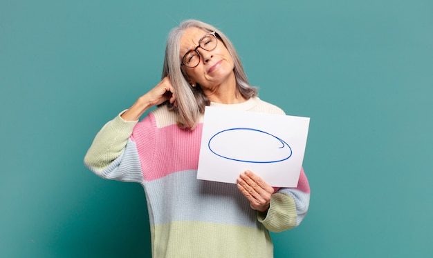 Mujer bonita de cabello gris con un espacio de copia vacío