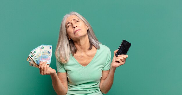 Mujer bonita de cabello gris con facturas