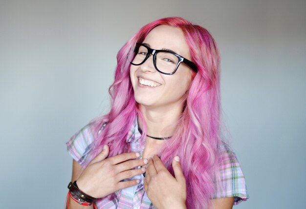 Foto mujer bonita con cabello rosado