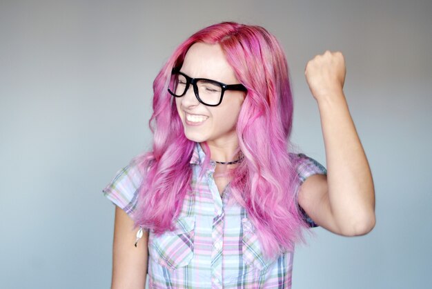 Mujer bonita con cabello rosado