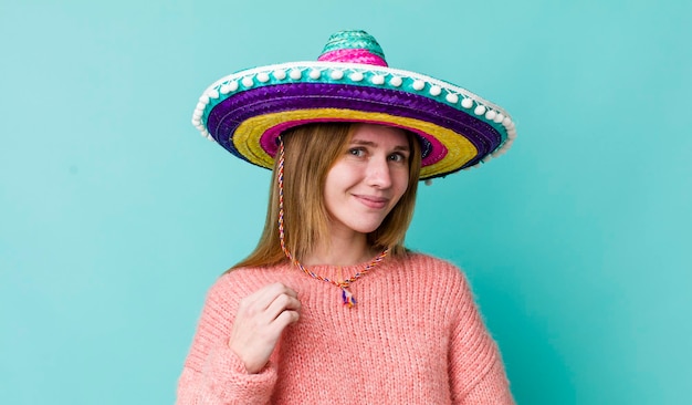 Mujer bonita de cabeza roja que parece arrogante concepto de sombrero mexicano positivo y orgulloso exitoso