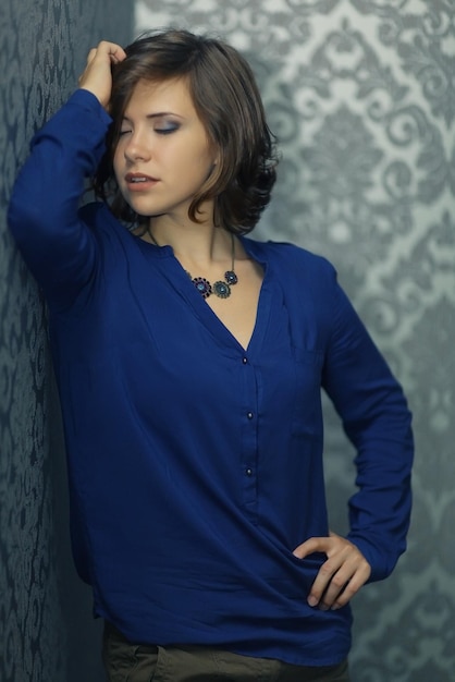 mujer bonita con una camisa azul