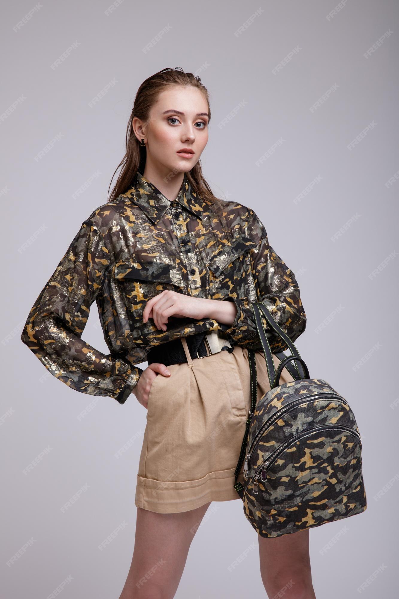 Mujer en una bonita camisa de camuflaje militar zapatillas mochila cortos beige | Foto Premium