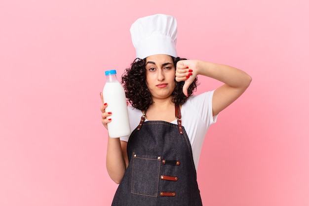 Mujer bonita chef árabe con una botella de leche