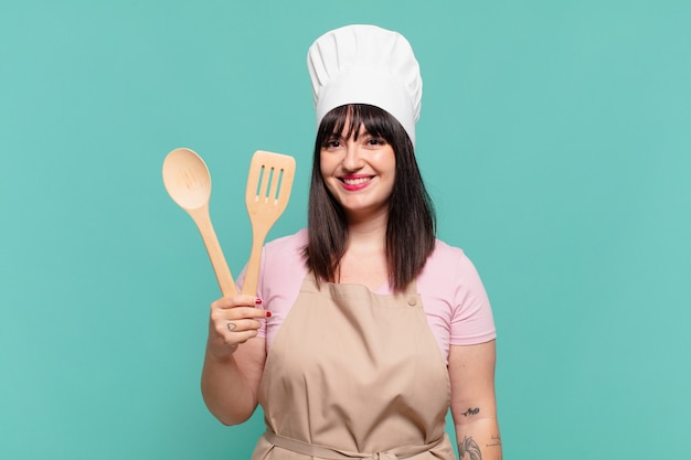 Mujer bonita chef con expresión feliz