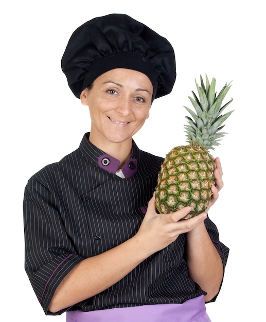 Mujer bonita del cocinero con la piña aislada en el fondo blanco