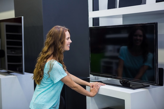 Mujer bonita de compras para la nueva televisión