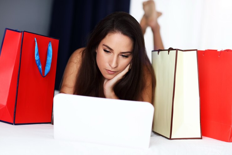 Foto mujer bonita de compras online en casa
