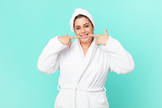 Mujer bonita con curvas después de una ducha con albornoz