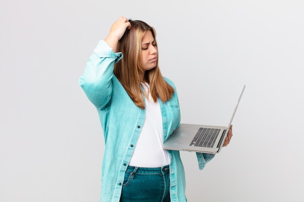 Mujer bonita con curvas sosteniendo un portátil