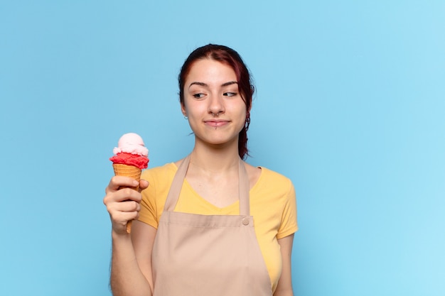 Mujer bonita con un delantal con un helado