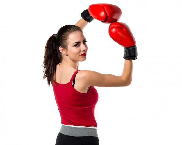 Mujer bonita deporte con guantes de boxeo