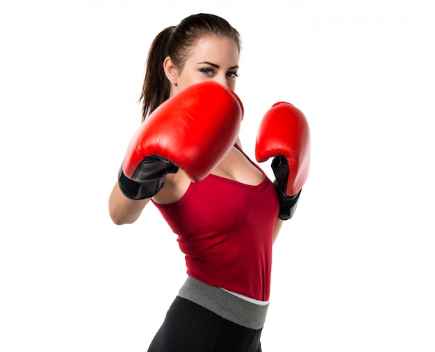 Mujer bonita deporte con guantes de boxeo