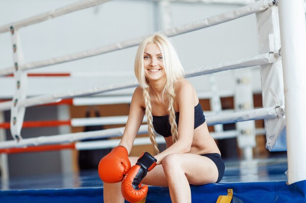 Mujer bonita deporte con guantes de boxeo