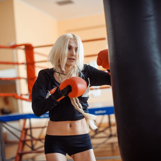 Mujer bonita deporte con guantes de boxeo