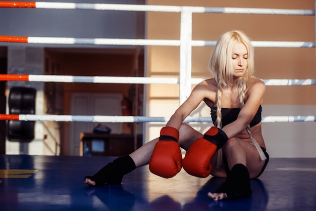 Mujer bonita deporte con guantes de boxeo