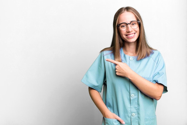 Mujer bonita enfermera rubia con un espacio de copia