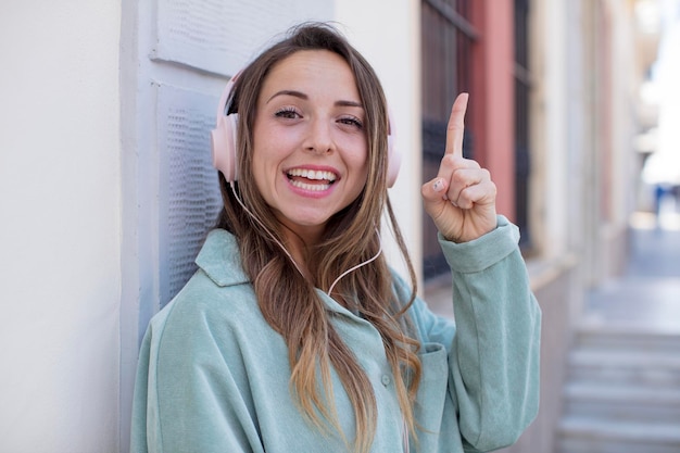 mujer bonita escuchando música