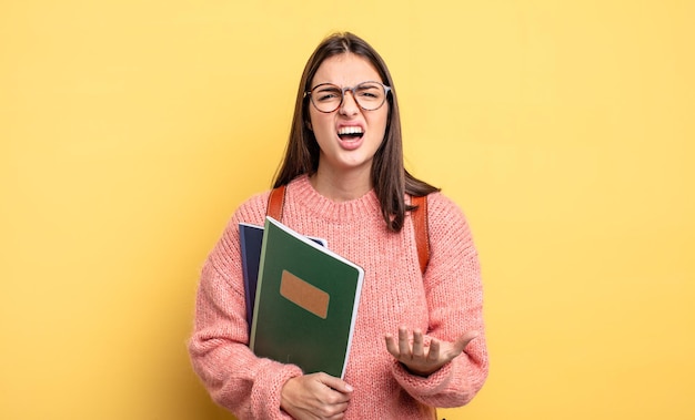 Mujer bonita estudiante que parece desesperada, frustrada y estresada