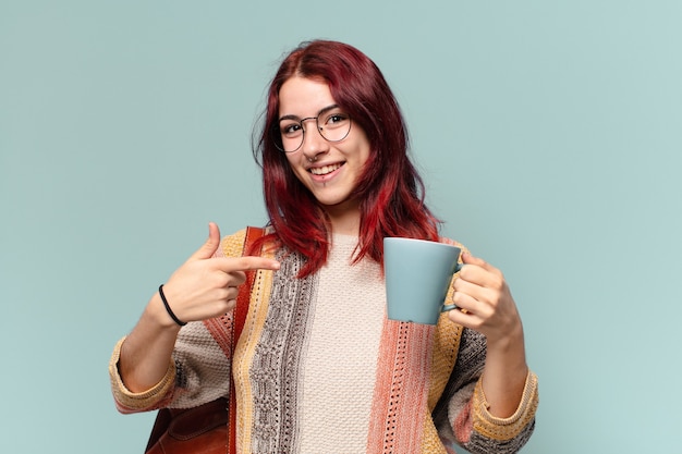 Mujer bonita estudiante con una taza de café