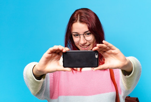 Mujer bonita estudiante usando su teléfono