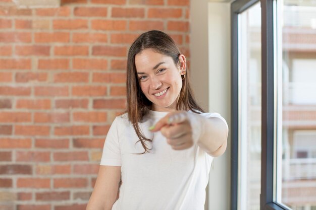 mujer bonita expresando un concepto en casa