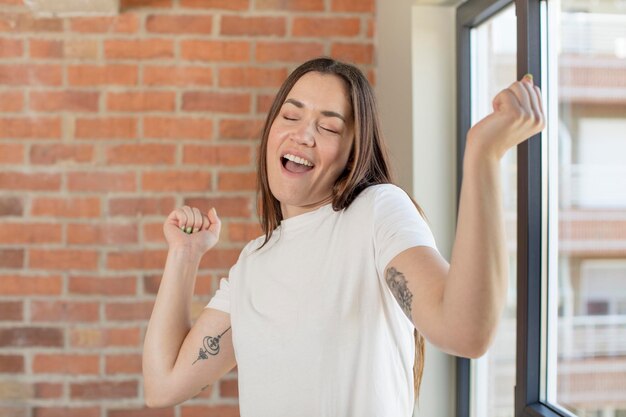 mujer bonita expresando un concepto en casa