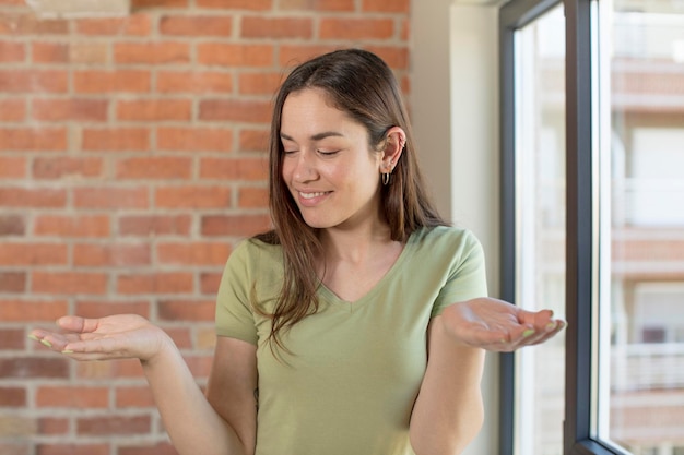 mujer bonita expresando un concepto en casa