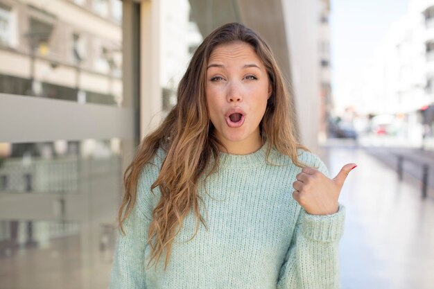mujer bonita expresando un concepto