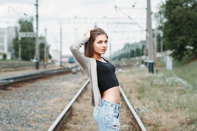 Mujer bonita en el ferrocarril