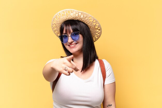 Mujer bonita con gafas de sol y un sombrero de vacaciones