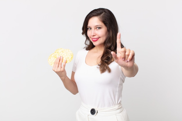 mujer bonita con una galleta de arroz