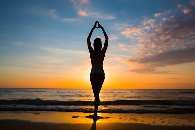 Mujer bonita haciendo ejercicios de yoga