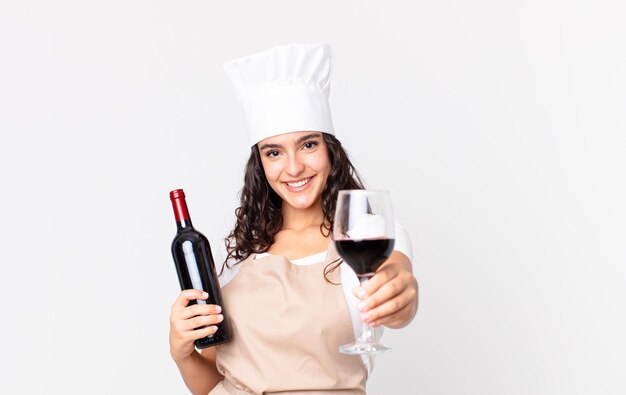 Mujer bonita hispana chef con una botella de vino