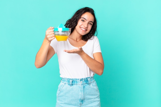 Mujer bonita hispana del cocinero. concepto de jugo de naranja