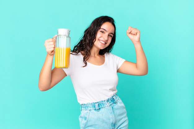 Mujer bonita hispana del cocinero. concepto de jugo de naranja