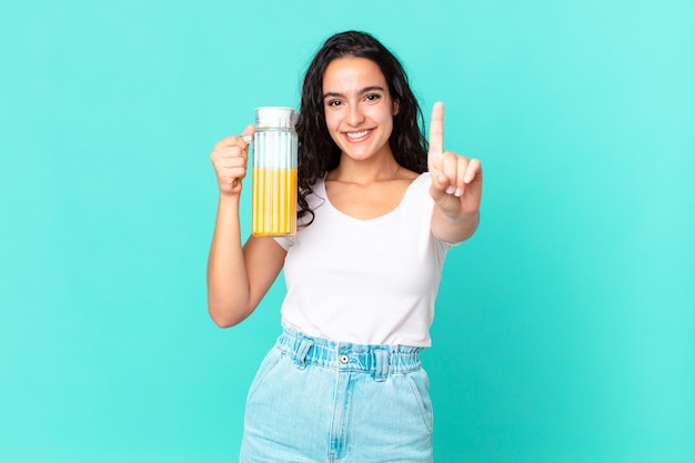 Mujer bonita hispana del cocinero. concepto de jugo de naranja