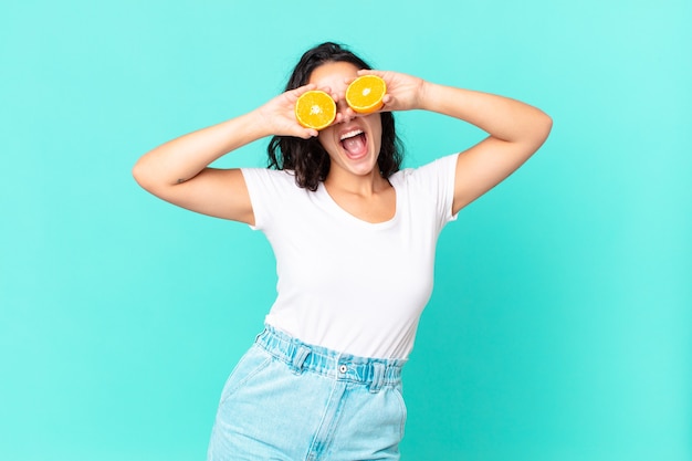 Mujer bonita hispana del cocinero. concepto de jugo de naranja