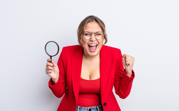 Foto mujer bonita hispana gritando agresivamente con una expresión enojada. concepto de lupa