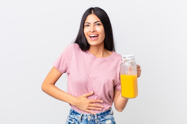 Mujer bonita hispana. jugo de naranja y concepto de desayuno