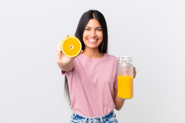 Mujer bonita hispana. jugo de naranja y concepto de desayuno